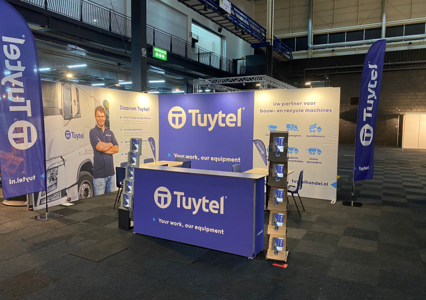 Met brochures op stand