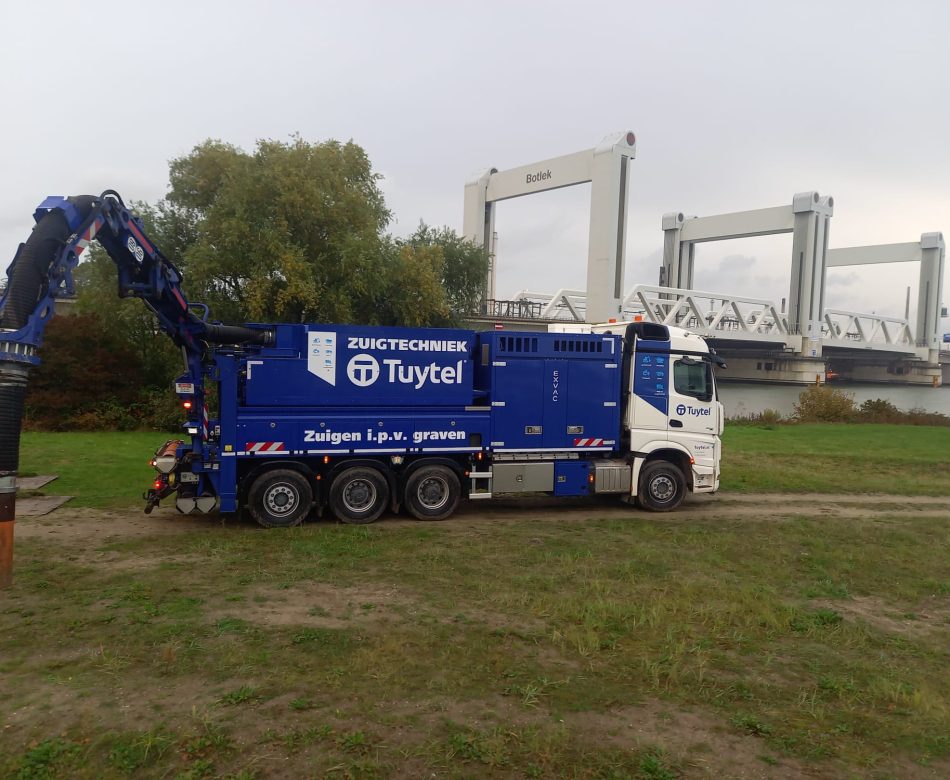 Rivard zuigwagen van Tuytel met 3 turbines